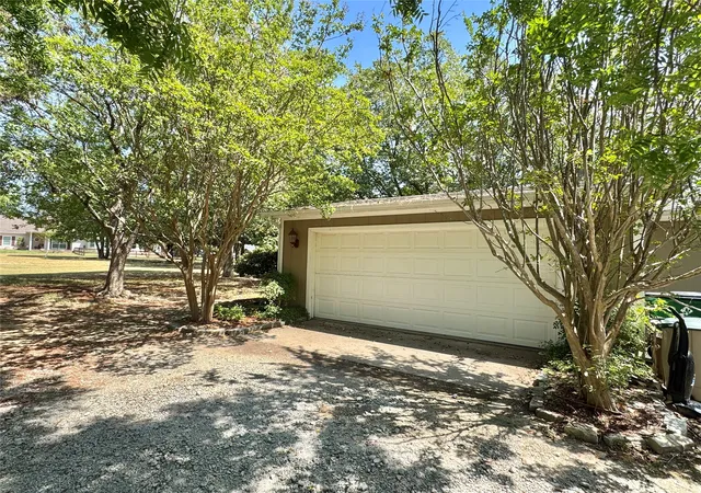 Photo 3 of Single family home for sale at 122 Pawnee Trl, Gainesville, TX 76240 | MLS# 21377764 | Listing updated on 2026-10-06