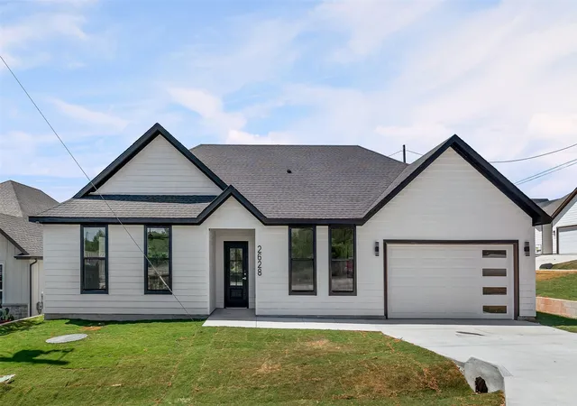Photo 1 of Single family home for sale at 2628 White Rock Dr, Granbury, TX 76048 | MLS# 21379126 | Listing updated on 2026-09-06
