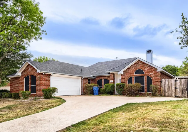 Photo 3 of Single family home for sale at 127 Villanova Cir, Forney, TX 75126 | MLS# 21376884 | Listing updated on 2026-10-02