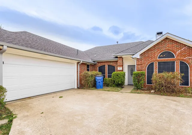 Photo 3 of Single family home for sale at 127 Villanova Cir, Forney, TX 75126 | MLS# 21376884 | Listing updated on 2026-10-02