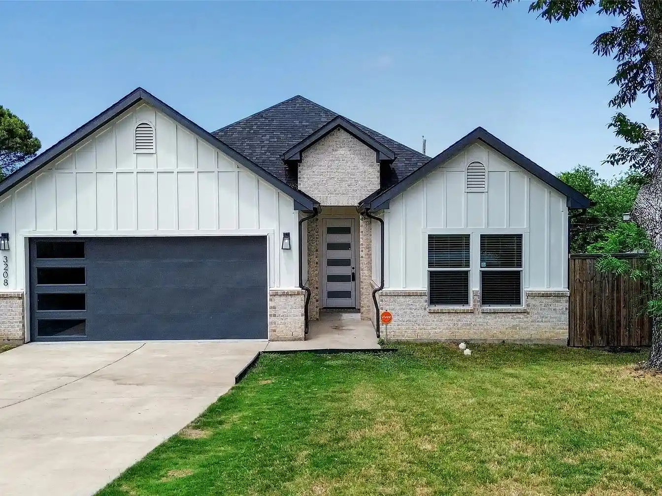 Single family home for sale at 3208 31st Street, Fort Worth, TX 76106 | MLS# 21378199