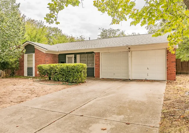 Photo 2 of Sale Pending at 7412 Meadowcrest Dr, Fort Worth, TX 76112 | MLS# 21379221 | Listing updated on 2026-09-24
