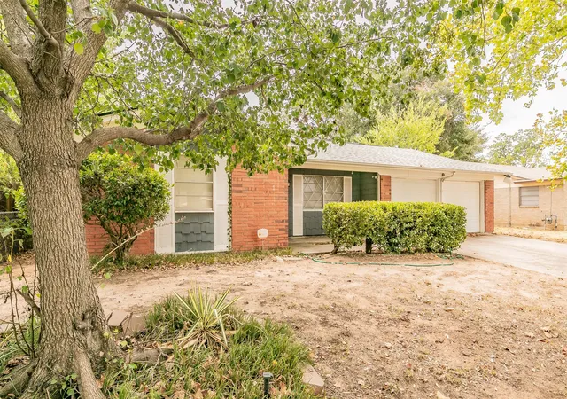 Photo 3 of Sale Pending at 7412 Meadowcrest Dr, Fort Worth, TX 76112 | MLS# 21379221 | Listing updated on 2026-09-24