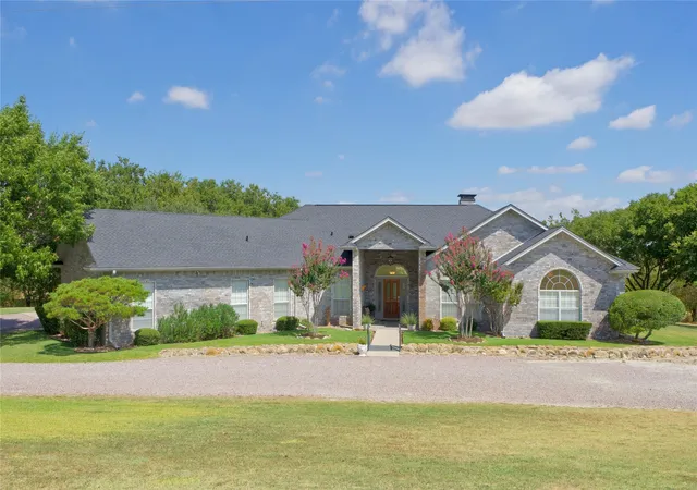 Photo 3 of Single family home for sale at 301 Hillside Dr, Muenster, TX 76252 | MLS# 21377276 | Listing updated on 2026-10-09