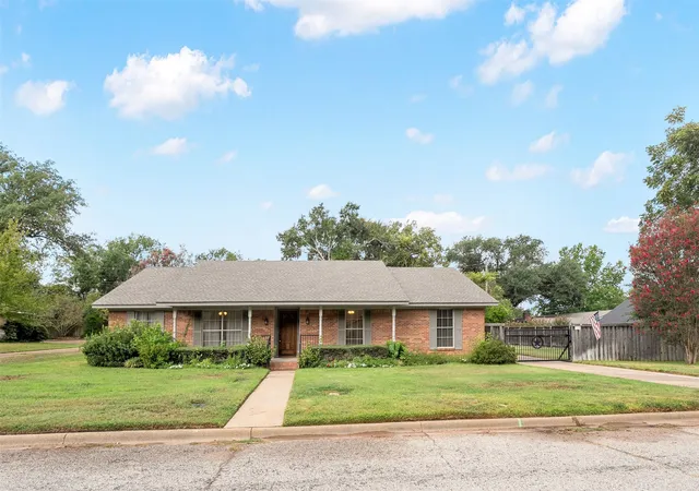 Photo 1 of Single family home for sale at 925 Bradley Dr, Athens, TX 75751 | MLS# 21376671 | Listing updated on 2026-10-05