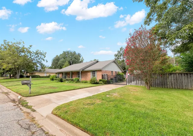 Photo 2 of Single family home for sale at 925 Bradley Dr, Athens, TX 75751 | MLS# 21376671 | Listing updated on 2026-10-05