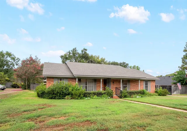 Photo 3 of Single family home for sale at 925 Bradley Dr, Athens, TX 75751 | MLS# 21376671 | Listing updated on 2026-10-05