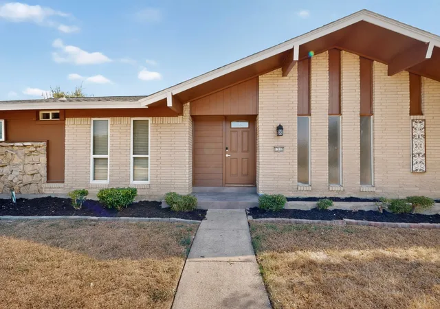 Photo 2 of Single family home for sale at 1312 Grinnell Dr, Richardson, TX 75081 | MLS# 21379228 | Listing updated on 2026-09-29