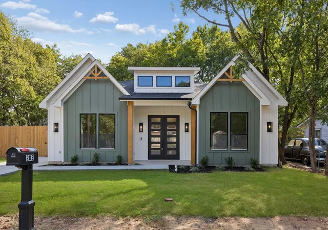Photo 1 of Sale Pending at 202 Rosa St, Waxahachie, TX 75165 | MLS# 21379362 | Listing updated on 2026-10-06