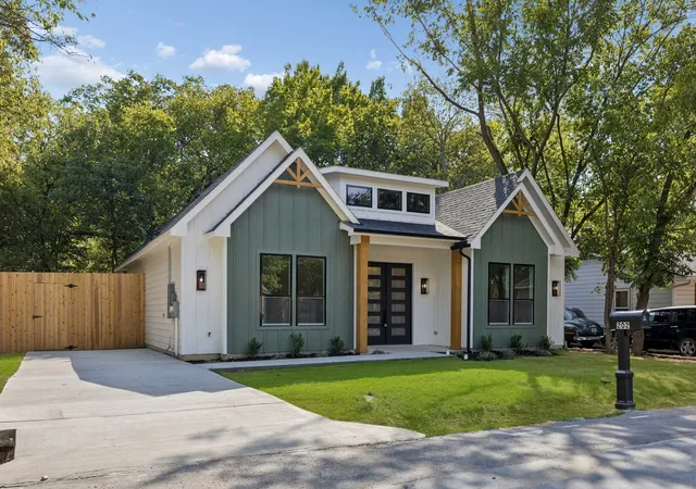 Photo 2 of Sale Pending at 202 Rosa St, Waxahachie, TX 75165 | MLS# 21379362 | Listing updated on 2026-10-06