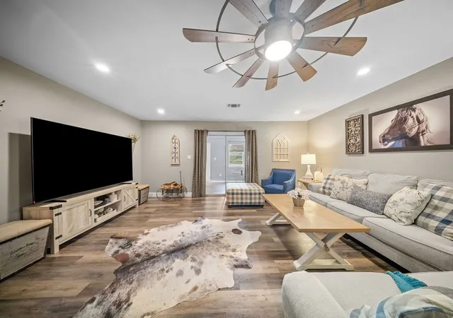 Photo 2 of Single family home for sale at 303 Pump House Rd, Ennis, TX 75119 | MLS# 21377410 | Listing updated on 2026-09-26