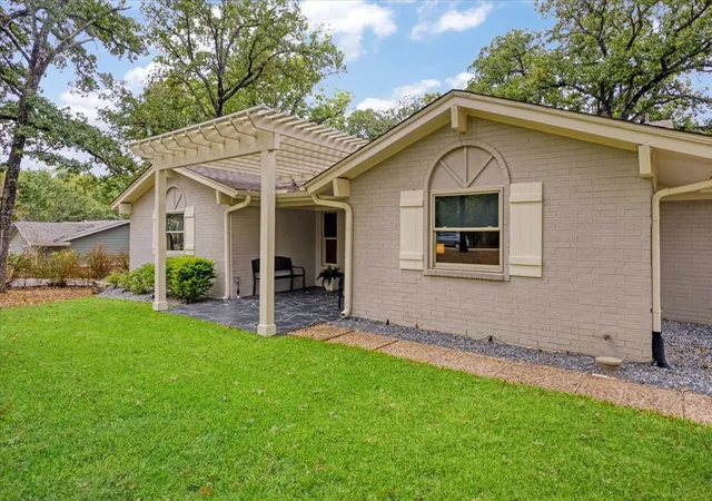Photo 3 of Single family home for sale at 225 Karen Dr, Denison, TX 75021 | MLS# 21371199 | Listing updated on 2026-09-26