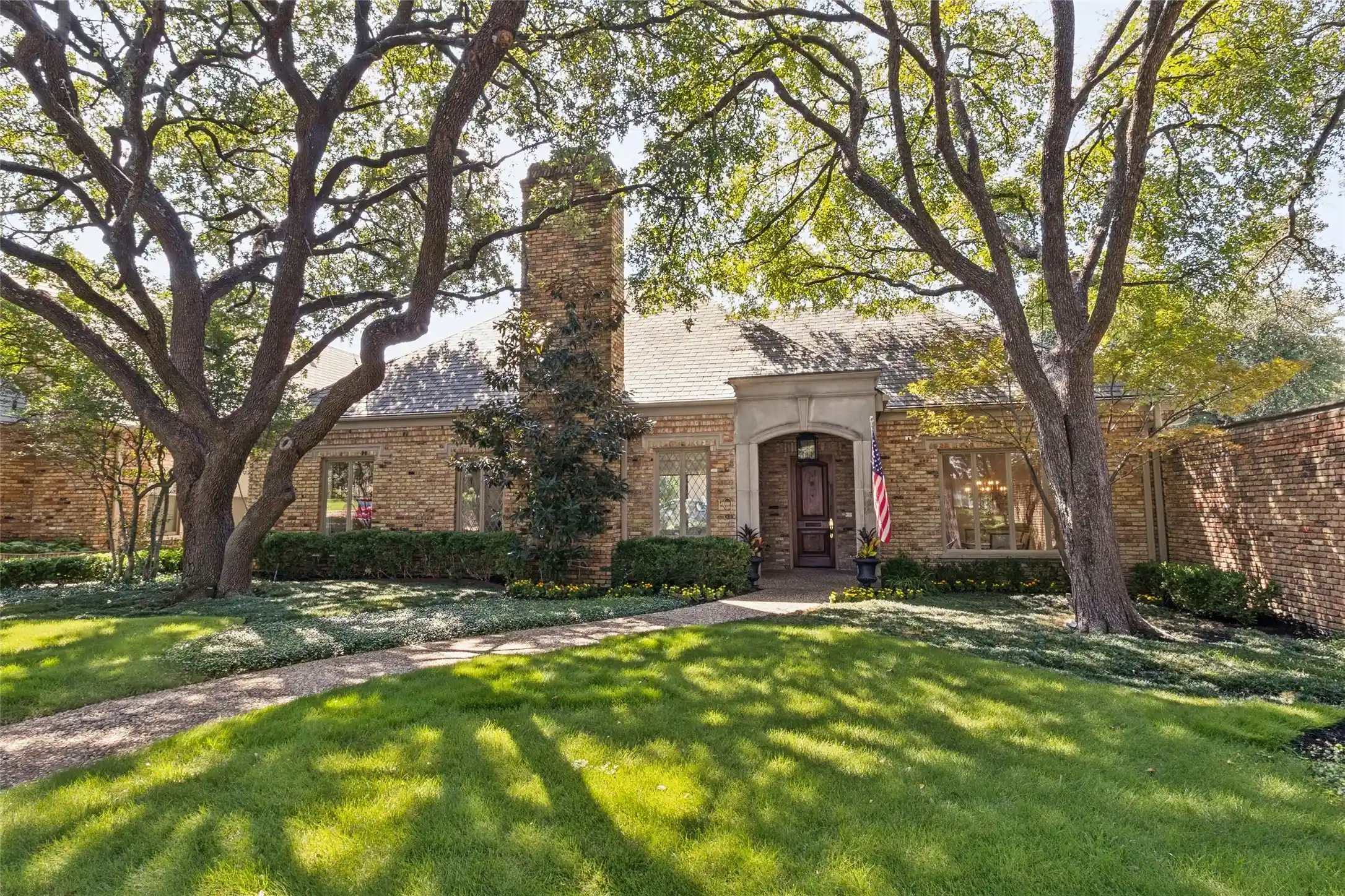 Photo 1 of Sale Pending at 10 Saint Laurent Pl, Dallas, TX 75225 | MLS# 21373549 | Listing updated on 2026-10-17