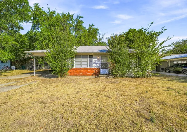 Photo 1 of Single family home for sale at 945 W Park St, Stephenville, TX 76401 | MLS# 21378593 | Listing updated on 2026-10-02