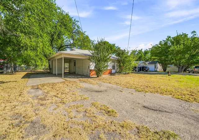 Photo 2 of Single family home for sale at 945 W Park St, Stephenville, TX 76401 | MLS# 21378593 | Listing updated on 2026-10-02