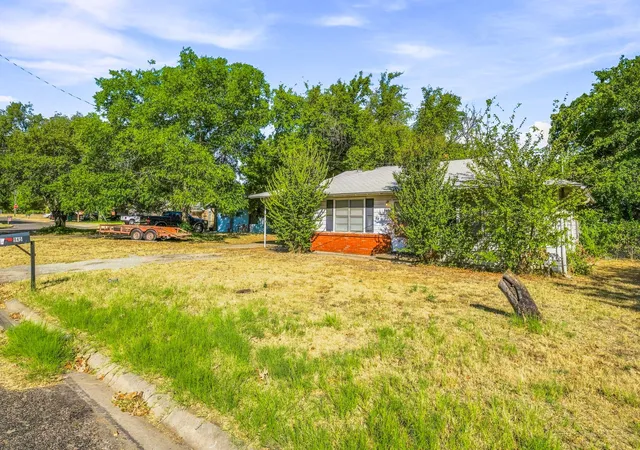 Photo 3 of Single family home for sale at 945 W Park St, Stephenville, TX 76401 | MLS# 21378593 | Listing updated on 2026-10-02