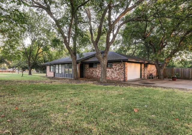 Photo 2 of Single family home for sale at 9160 State Hwy 56, Sherman, TX 75090 | MLS# 21379044 | Listing updated on 2026-10-08