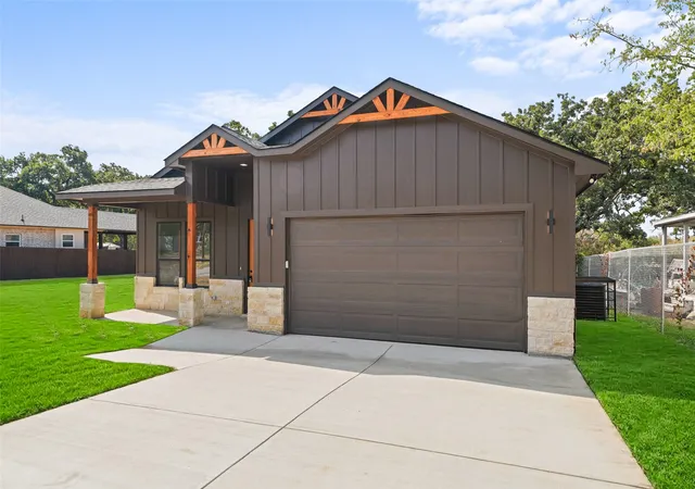 Photo 3 of Single family home for sale at 4918 Sunshine Dr, Fort Worth, TX 76105 | MLS# 21379514 | Listing updated on 2026-10-09