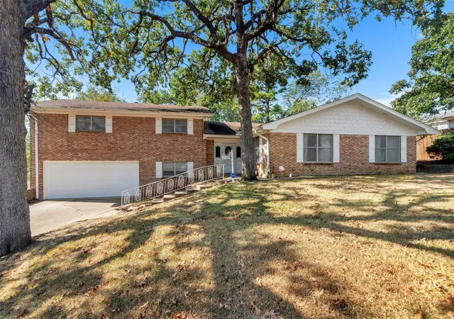 Photo 1 of Single family home for sale at 1520 W Main St, Denison, TX 75020 | MLS# 21373729 | Listing updated on 2026-09-24