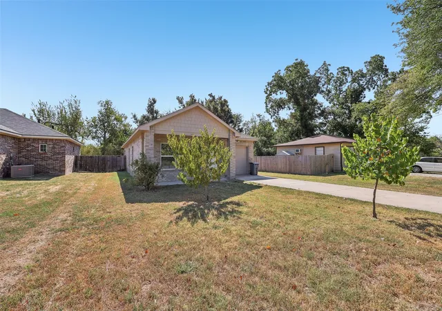 Photo 3 of Single family home for sale at 909 S Frances St #A, Terrell, TX 75160 | MLS# 21371762 | Listing updated on 2026-10-05