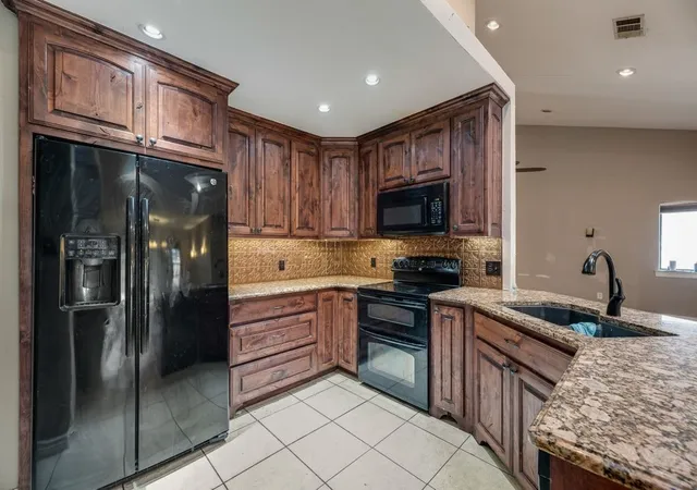 Photo 3 of Single family home for sale at 3220 Timberview Dr, Corinth, TX 76210 | MLS# 21379667 | Listing updated on 2026-09-06
