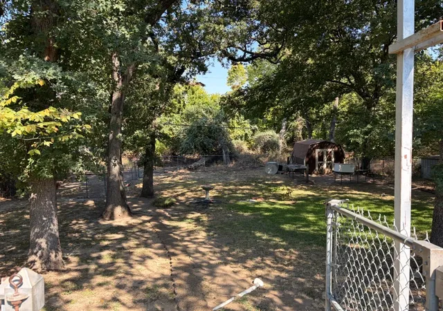 Photo 2 of Single family home for sale at 125 Glenhaven Dr, Azle, TX 76020 | MLS# 21379698 | Listing updated on 2026-09-26