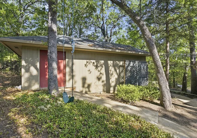 Photo 3 of Single family home for sale at 196 Lakecrest Dr, Pottsboro, TX 75076 | MLS# 21362370 | Listing updated on 2026-09-23