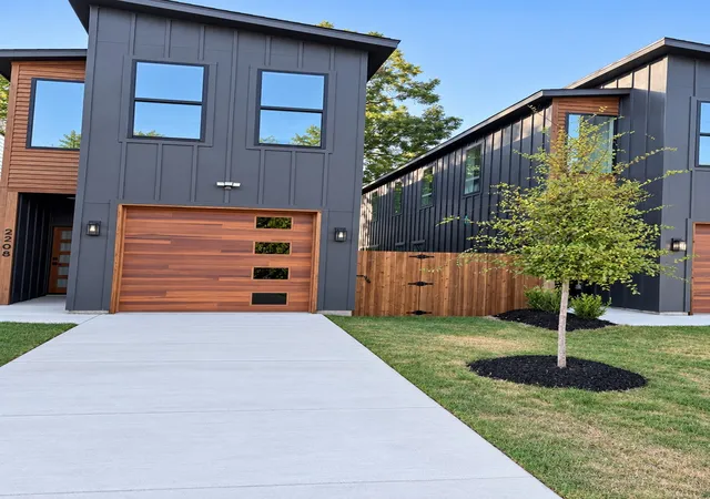 Photo 1 of Single family home for sale at 2208 Dyson St, Dallas, TX 75215 | MLS# 21379378 | Listing updated on 2026-10-07