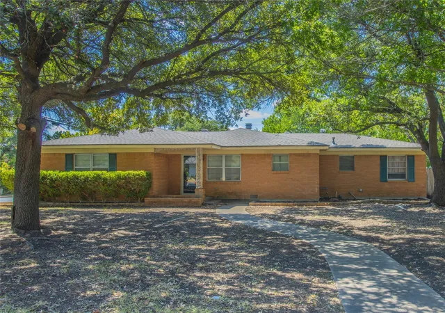 Photo 1 of Single family home for sale at 400 Randle Dr, Woodway, TX 76712 | MLS# 21379847 | Listing updated on 2026-09-07