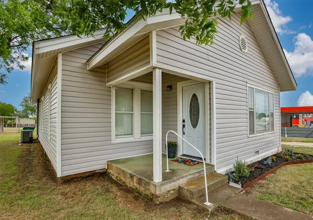 Photo 4 of Single family home for sale at 322&410 E Division St, Muenster, TX 76252 | MLS# 21379858 | Listing updated on 2026-09-07