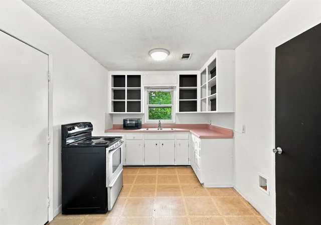 Photo 3 of Single family home for sale at 1804 E Wells Ave, Sherman, TX 75090 | MLS# 21371077 | Listing updated on 2026-09-07