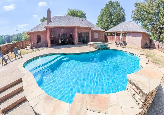 Photo 2 of Single family home for sale at 135 Pond Dr, Marshall, TX 75672 | MLS# 21376887 | Listing updated on 2026-09-07