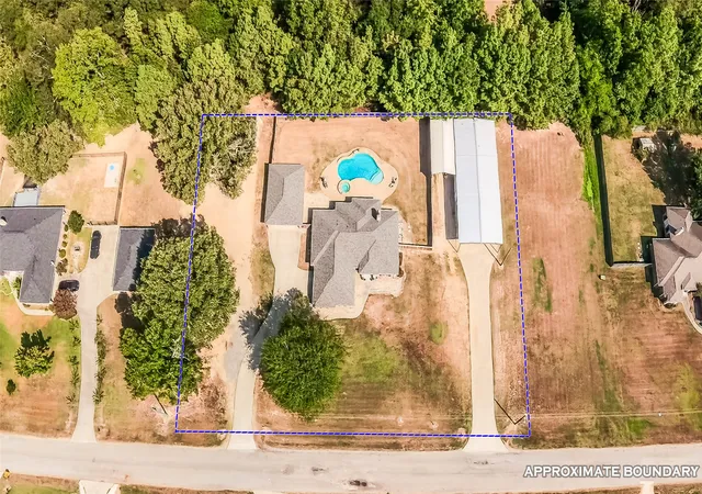 Photo 3 of Single family home for sale at 135 Pond Dr, Marshall, TX 75672 | MLS# 21376887 | Listing updated on 2026-09-07