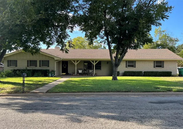 Photo 1 of Single family home for sale at 1811 W Overhill Dr, Stephenville, TX 76401 | MLS# 21379970 | Listing updated on 2026-10-05