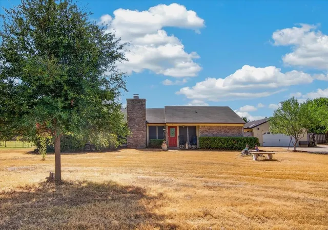 Photo 3 of Single family home for sale at 219 Willow Grv Rd, Woodway, TX 76712 | MLS# 21376808 | Listing updated on 2026-10-07
