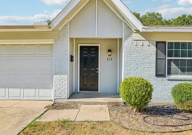 Photo 2 of Sale Pending at 313 Meadowcreek Ln, Garland, TX 75043 | MLS# 21380207 | Listing updated on 2026-10-03