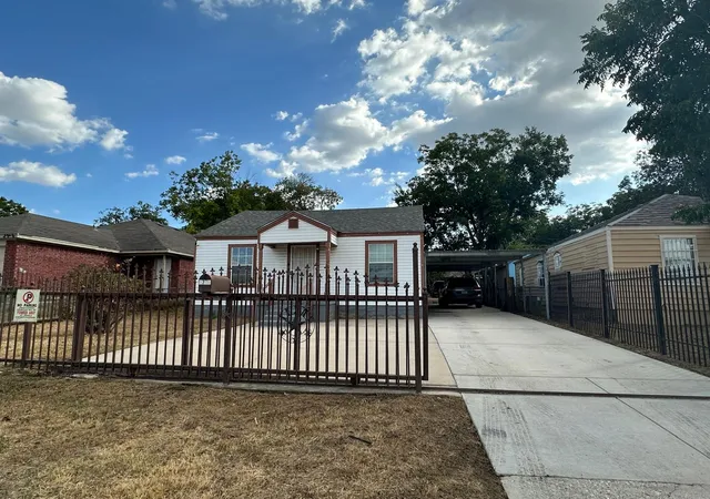 Photo 3 of Single family home for sale at 2720 Burchill Rd, Fort Worth, TX 76105 | MLS# 21380386 | Listing updated on 2026-10-09