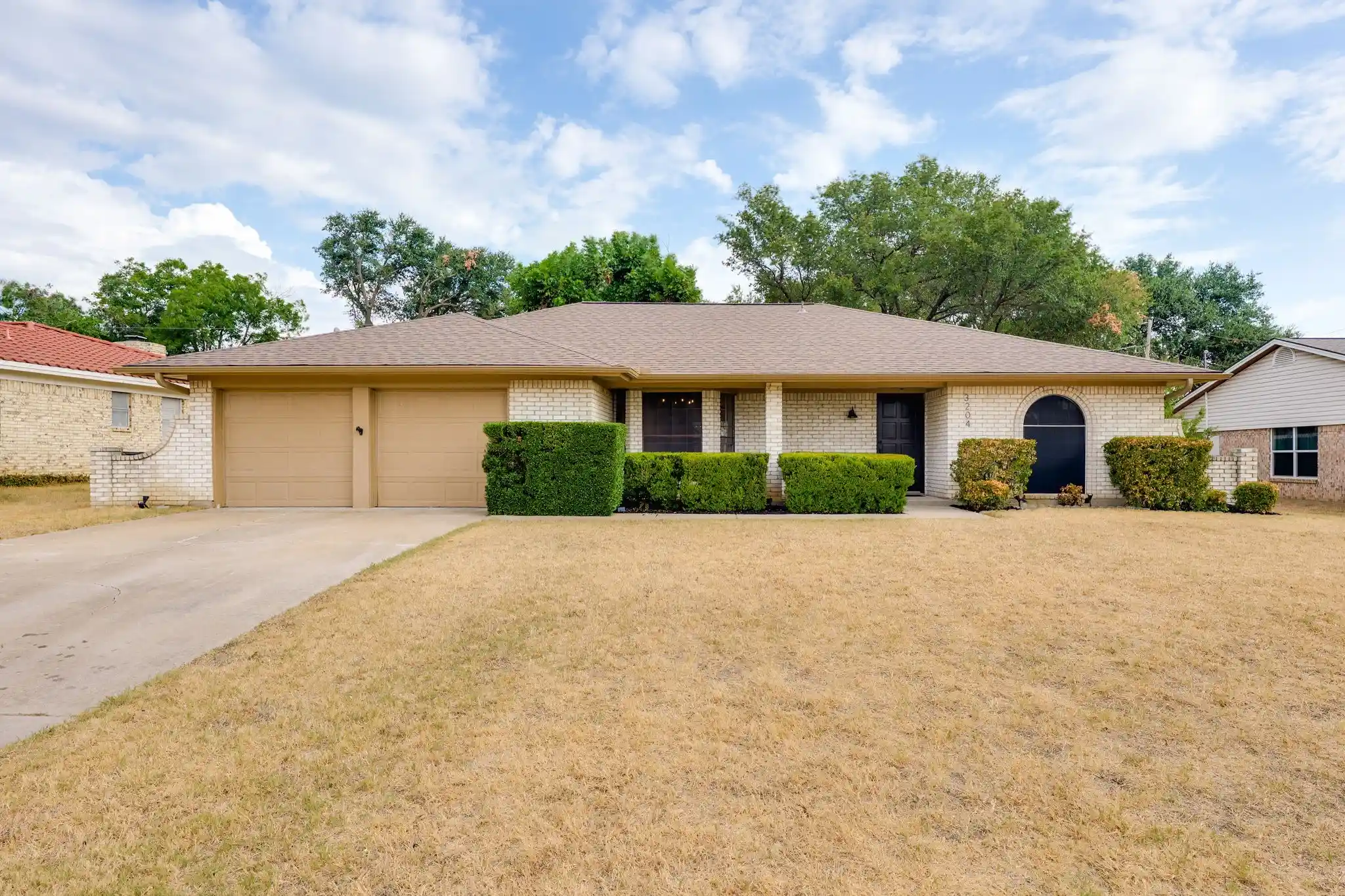 Photo 1 of Sale Pending at 3204 Ashford Ave, Fort Worth, TX 76133 | MLS# 21375253 | Listing updated on 2026-10-09