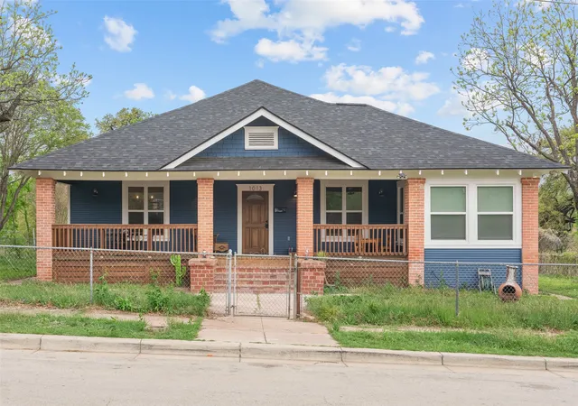 Single family home for sale at 1013 Poindexter St, Fort Worth, TX 76102 | MLS# 21376756