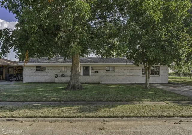 Single family home for sale at 1106 Caroline Dr, Bossier City, LA 71112 | MLS# 21380973
