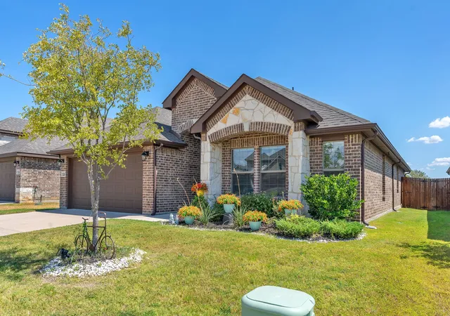 Photo 2 of Sale Pending at 725 Sandy Chip Trl, Fort Worth, TX 76108 | MLS# 21381029 | Listing updated on 2026-10-09