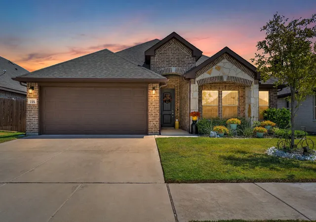 Photo 3 of Sale Pending at 725 Sandy Chip Trl, Fort Worth, TX 76108 | MLS# 21381029 | Listing updated on 2026-10-09