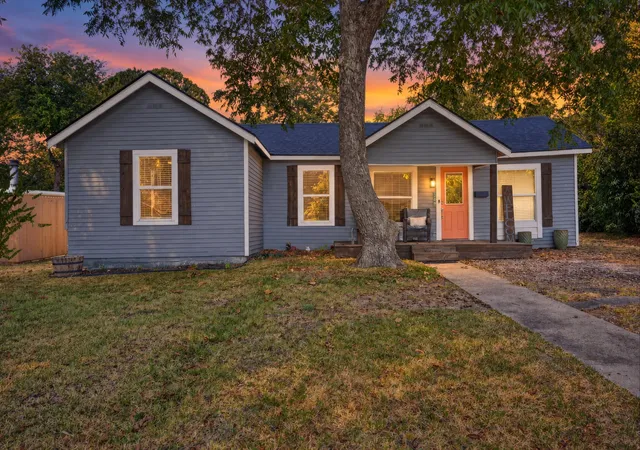 Photo 2 of Single family home for sale at 209 Cynisca St, Waxahachie, TX 75165 | MLS# 21381186 | Listing updated on 2026-09-29