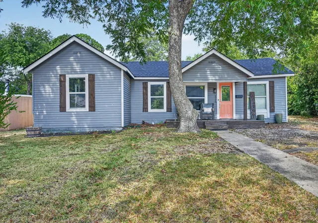 Photo 3 of Single family home for sale at 209 Cynisca St, Waxahachie, TX 75165 | MLS# 21381186 | Listing updated on 2026-09-29