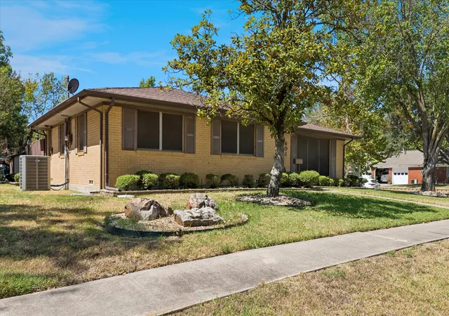 Photo 2 of Single family home for sale at 601 Line Dr, Gainesville, TX 76240 | MLS# 21380312 | Listing updated on 2026-10-04