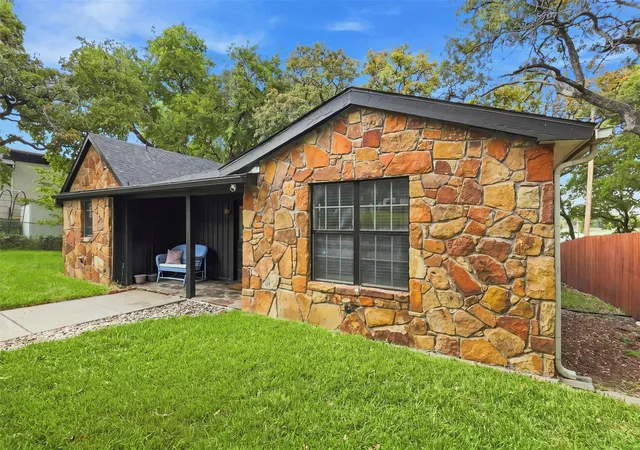Photo 1 of Single family home for sale at 284 Shoreline Dr N, Azle, TX 76020 | MLS# 21381940 | Listing updated on 2026-10-03