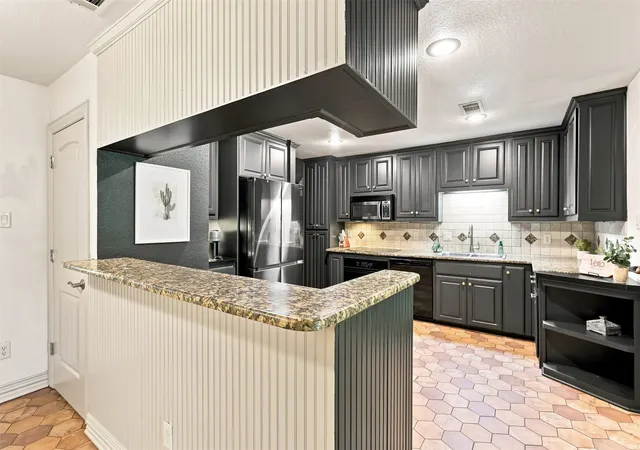 Photo 3 of Single family home for sale at 284 Shoreline Dr N, Azle, TX 76020 | MLS# 21381940 | Listing updated on 2026-10-03