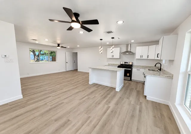 Photo 2 of Single family home for sale at 708 Sw Southridge Dr, Burleson, TX 76028 | MLS# 21382431 | Listing updated on 2026-10-03