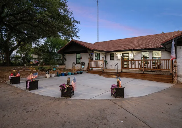 Photo 2 of Single family home for sale at 400 W Atchley Dr, Granbury, TX 76048 | MLS# 21381965 | Listing updated on 2026-10-07