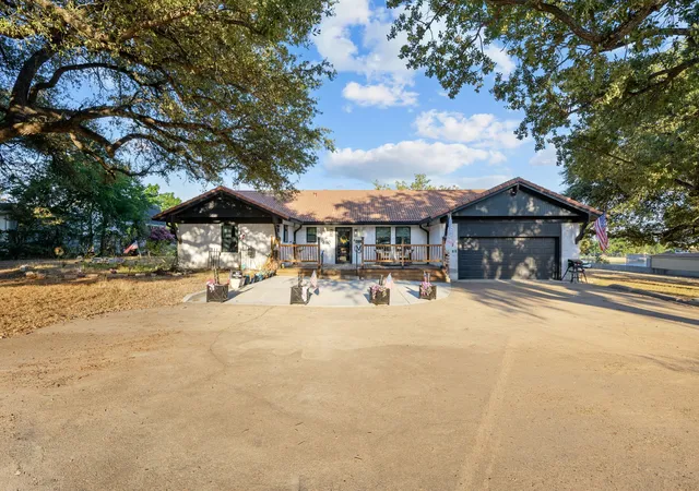 Photo 3 of Single family home for sale at 400 W Atchley Dr, Granbury, TX 76048 | MLS# 21381965 | Listing updated on 2026-10-07